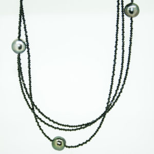Lange Halskette mit Tahitiperlen und Spinell Gellner