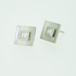 Platinohrstecker Meilenstein mit Diamant Princess Schliff